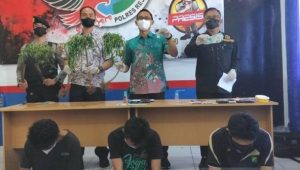 foto-konfrensi-pers Oknum Sekdes dan Mantan Kades di Grebek Polisi