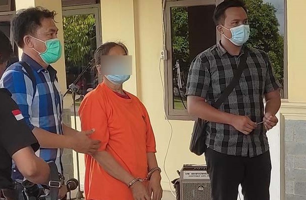 foto pelaku baju orange