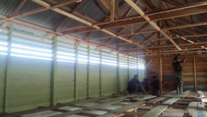 foto-plafon-gedung-sekolah Biar Lebih Nyaman, Satgas TMMD Ke-112 Pasang Plapon Gedung SD Pembantu