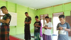 foto-satgas-sholat-berjamaah Personel Satgas TMMD, Ajak Adik Asuh Sholat Jamaah di Masjid Al Muhajirin