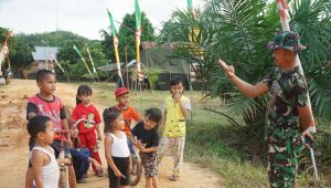 foto-satgas-tmmd-bermain-bersama-anak-anak Habiskan Hari Terakhir, Satgas Sempatkan Diri Bermain dengan Anak-anak