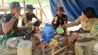 foto-satgas-tmmd-bersama-warga Begitu Indah Kebersamaan, Pemilik Rumah Tuangkan Air Minum untuk Satgas