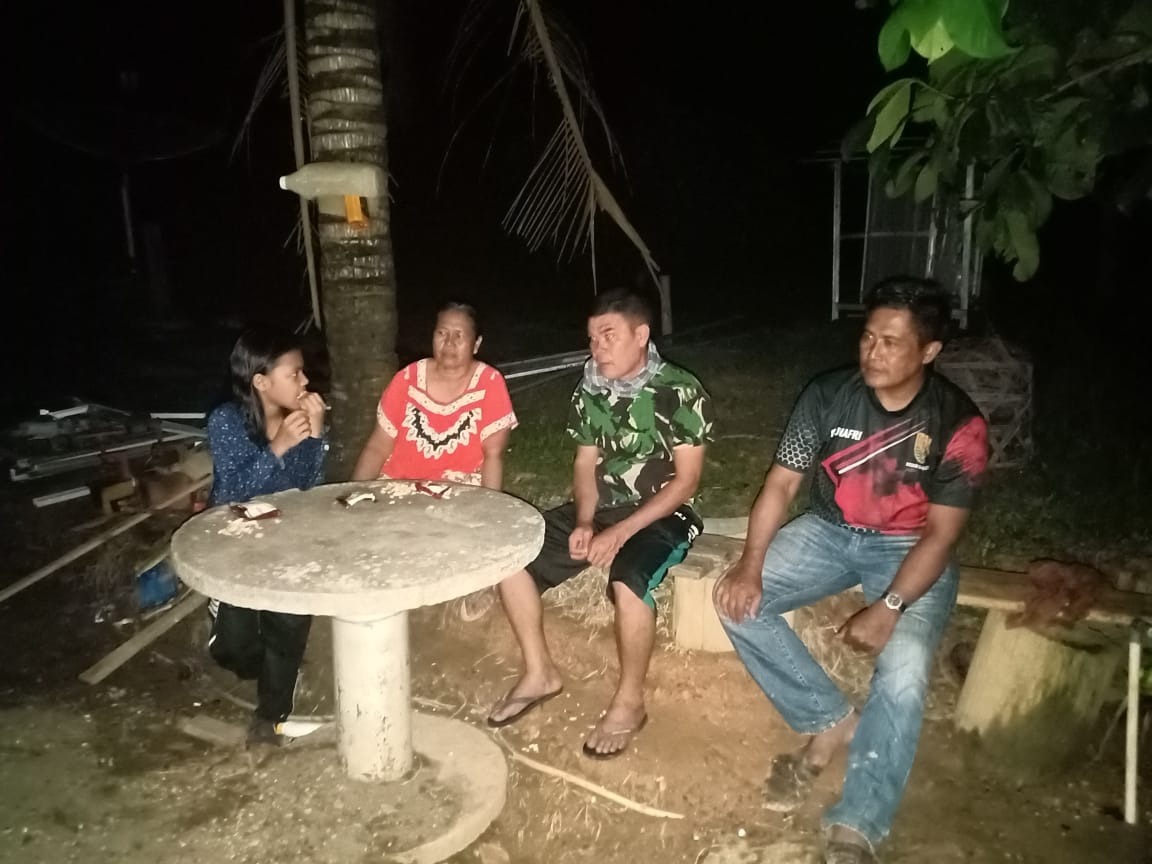 foto-satgas-tmmd-dan-warga Sukardini Sebut, Selama Satgas TMMD Disini Sangat Sopan dan Serasa Bukan Orang Baru