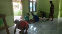foto-satgas-tmmd-dan-warga Rehab Masjid Capai 95 persen, Satgas TMMD dan Warga Bersihkan Lantai Keramik