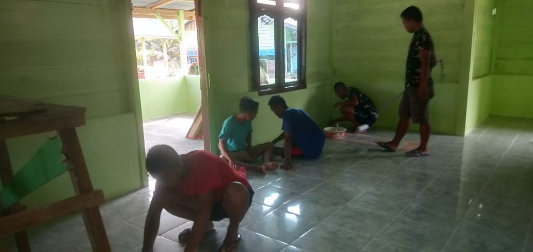 Rehab Masjid Capai 95 persen, Satgas TMMD dan Warga Bersihkan Lantai Keramik