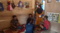 foto-satgas-tmmd112-bersama-warga Setiap Hari Kebersamaan Satgas TMMD dan Warga Semakin Akrab