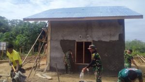 foto-satgas-tmmd112-plaster-rumah-guru-honor Dengan Cekatan Satgas TMMD Ke-112 Kodim 0416/Bute Mengerjakan Plaster Rumah Guru Honor