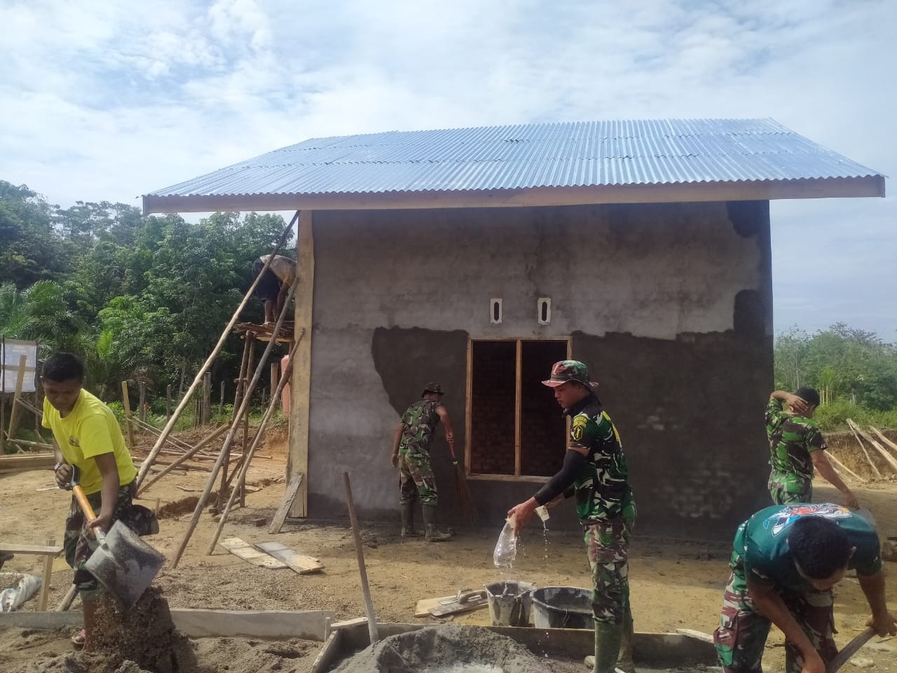 Dengan Cekatan Satgas TMMD Ke-112 Kodim 0416/Bute Mengerjakan Plaster Rumah Guru Honor