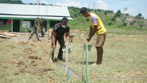 Bahu Membahu, Satgas TMMD Dibantu Pemuda Buat Lapangan Volly