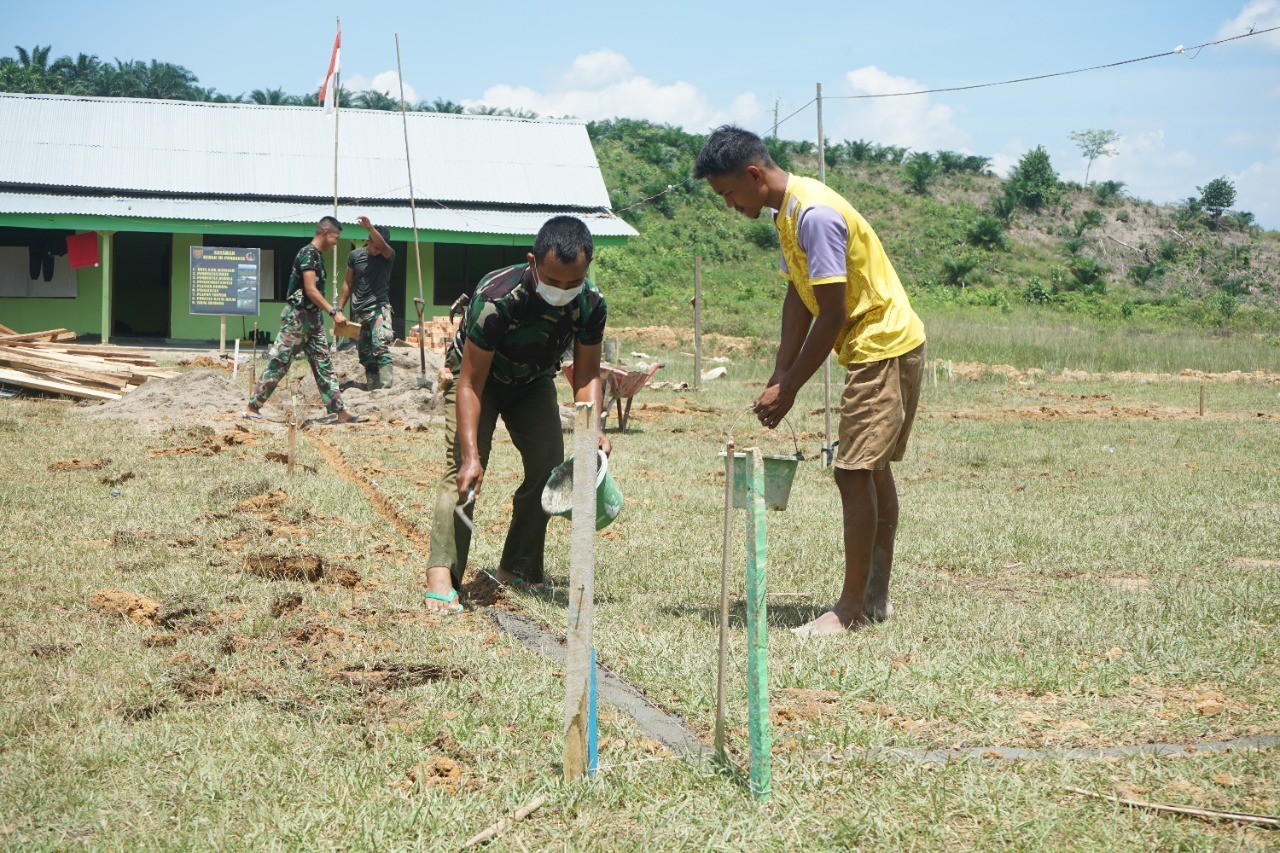 Bahu Membahu, Satgas TMMD Dibantu Pemuda Buat Lapangan Volly
