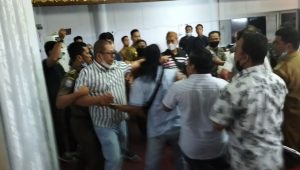 foto-suasana-rapat-di-dprd-bungo Rapat PETI di DPRD Kabupaten Bungo Berujung Ricuh