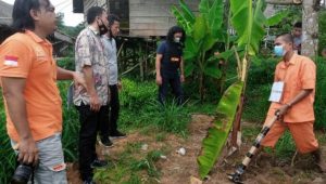 foto-tersangka-jalani-rekonstruksi Tersangka Pembunuhan Danson Manihuruk Peragakan 48 Adegan