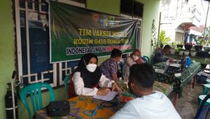 Tim Vaksin Mobile Kodim 0416/Bute Memvaksinasi Pedagang dan Warga Sekitar Pasar 