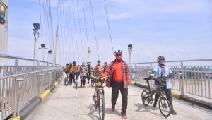 foto-walikota-fasha-gowes Hari Batik Fasha-Maulana Gowes Kenakan Batik Jambi