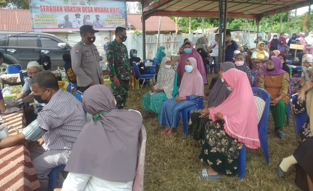 Babinsa dan Bhabinkamtibmas Kawal dan Sukseskan Vaksinasi Covid-19 di Wilayah Binaan