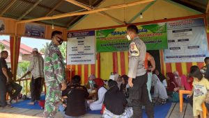 Babinsa dan Bhabinkamtibmas Dampingi Warga Saat Vaksinasi Covid-19