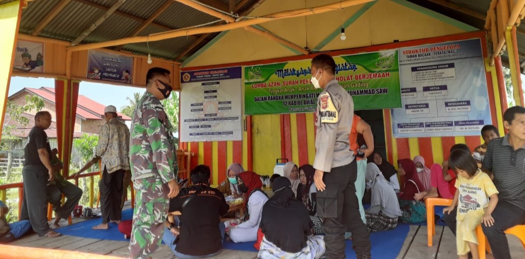 Babinsa dan Bhabinkamtibmas Dampingi Warga Saat Vaksinasi Covid-19