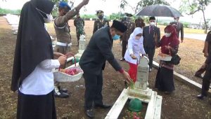 foto-bupati-bungo-tabur-bunga-di-tmp Ditengah Gerimis, Bupati Bungo ikuti Upacara Ziarah Nasional dan Tabur Bunga di TMP