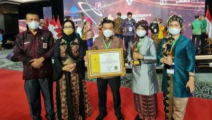 foto-gubernur-jambi-mendapat-penghargaan Gubernur Al Haris Terima Penghargaan dari Kemenaker