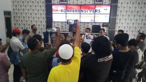 foto-konferensi-pers-polres-merangin Gelapkan Dana Yayasan Mantan Pimpinan Ponpes Al Munawaroh Ditahan