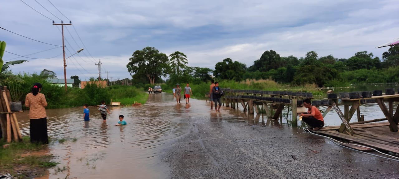 foto luapan air sungai batanghari