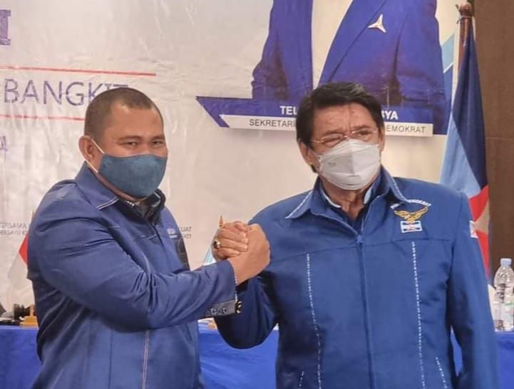 Adu Kuat Lobi Pusat