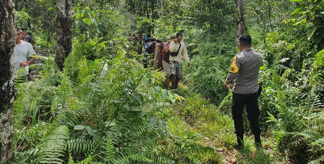 foto mayat pemuda di evakuasi