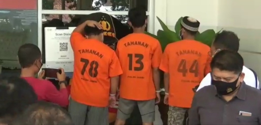 foto-pelaku-narkotika Polda Jambi Berhasil Mengamankan 3 Pelaku dan 5,5 Kg Sabu