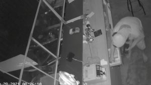 foto-pelaku-terekem-cctv Seorang Pekerja Bangunan Gasak Uang Agen BRI Link