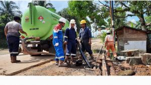 foto-pipa-pertamina-bocor Pipa Pertamina Bocor, Semburan Capai Ketinggian 5 Meter