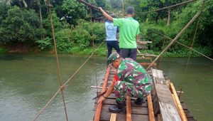 foto-anggota-kodim-0416 Babinsa Desa Lubuk Kayu Aro Bungo Bantu Warga Renovasi Jembatan Gantung