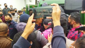 foto-awak-media-ambil-foto-alex Alex Noerdin Cs Tiba di Kejari Palembang dengan Tangan Terborgol
