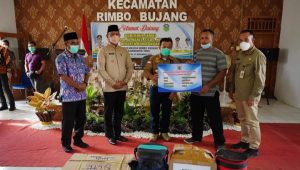 Bupati Tebo Dampingi Gubernur Jambi Salurkan Bantuan PEN UMKM.
