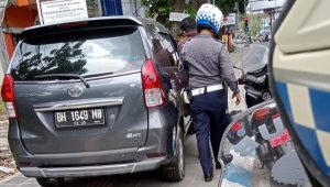 foto-dishub Dishub Patroli Di Jalan Soedirman, Tak Boleh Parkir Diatas Trotoar