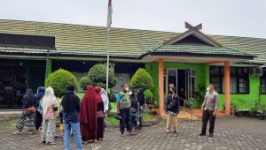 foto-emak-emak Jatah Dikurangi, Emak-Emak Datangi Dinsos dan DPRD Kota Jambi