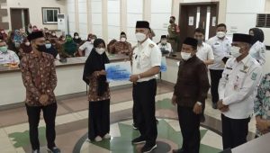 foto-fasha Fasha Serahkan Bonus MTQ Kepada Kafilah Kota Jambi