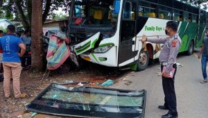 foto-kecelakaan Kecelakaan Maut: Korban Tewas Bus Family Raya Hantam Pick Up Bertambah