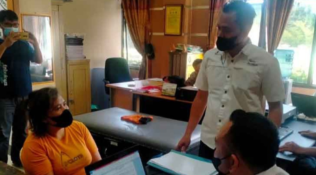 foto oknum bidan saat di intrograsi polisi