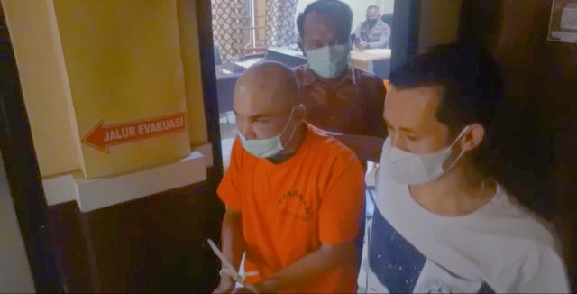 foto-pelaku-baju-merah Polres Bungo Tangkap Pelaku Pencabulan Anak di Masjid
