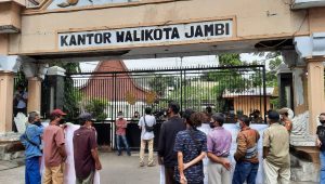 Pendemo Desak Pemkot Segera Lakukan Eksekusi Ruko