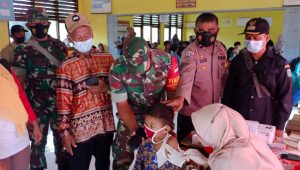 Babinsa Koramil 416-03/Sungai Bengkal Monitoring Pemberian Vaksin Usia 6 Sampai 11 Tahun