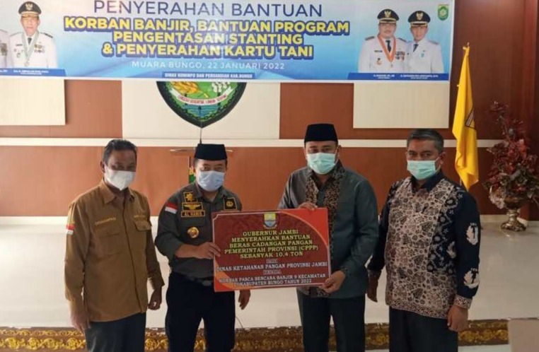 Bupati Bungo Dampingi Gubernur Jambi Serahkan Bantuan Korban Banjir, Program Pengentasan Stunting dan Kartu Tani