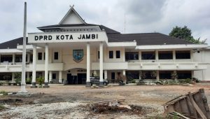 foto-kantor-dprd Sekretariat dan Anggota DPRD Kota Jambi Mulai Berkantor di Gedung Baru