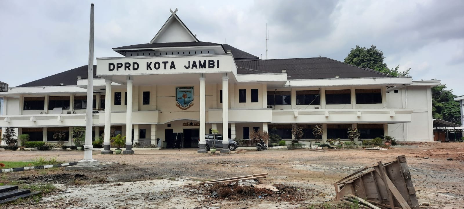 Sekretariat dan Anggota DPRD Kota Jambi Mulai Berkantor di Gedung Baru