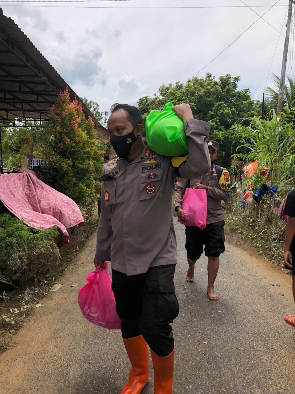 Polres Bungo Distribusikan Bantuan Kapolda Jambi Kepada warga Bungo Terdampak Banjir