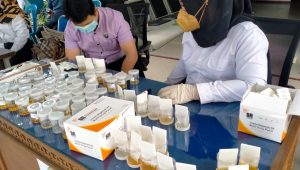 foto-tes-urine-pol-pp Hasil Tes Urine, Dua PTT di Satpol PP Positif