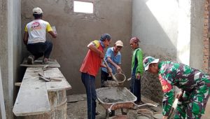 foto-babinsa Sertu Tugiyanto Babinsa Koramil 416-07/Rimbo Bujang Bersama Warga Kerja Bakti Pemasangan Masjid