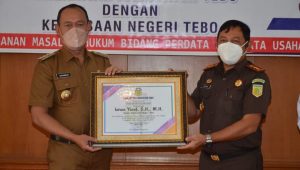 foto-bupati-tebo Pemerintah KabupatenTebo Dan Kejaksaan Negeri Teken MOU Penanganan Masalah Hukum