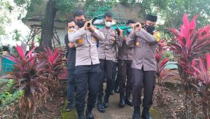 foto-pemakaman-sad Kapolres Bungo bersama Bripda Seri Polisi Rimba Bantu Pemakaman Jenazah SAD
