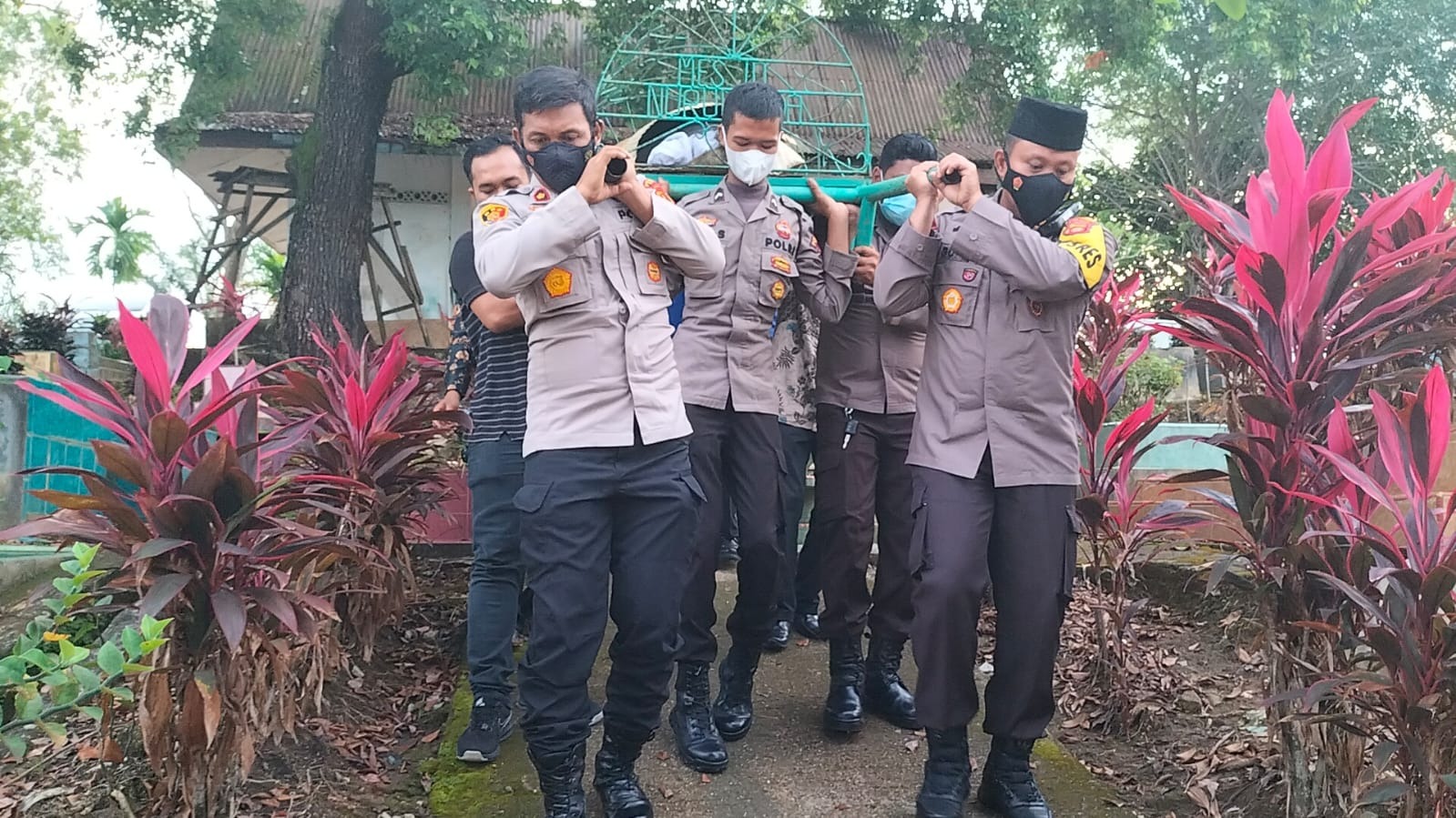 foto-pemakaman-sad Kapolres Bungo bersama Bripda Seri Polisi Rimba Bantu Pemakaman Jenazah SAD
